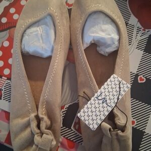 Elegant Tan Women's Flats Size 10